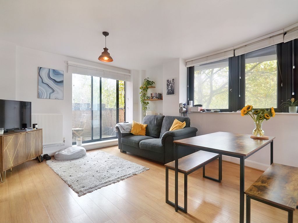 2 bed flat for sale in Coopers Road, London SE1, £220,000