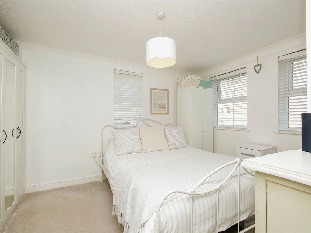 2 bed flat for sale in Navigation Drive, Apperley Bridge, Bradford BD10, £137,500