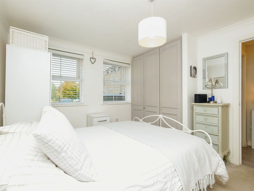 2 bed flat for sale in Navigation Drive, Apperley Bridge, Bradford BD10, £137,500