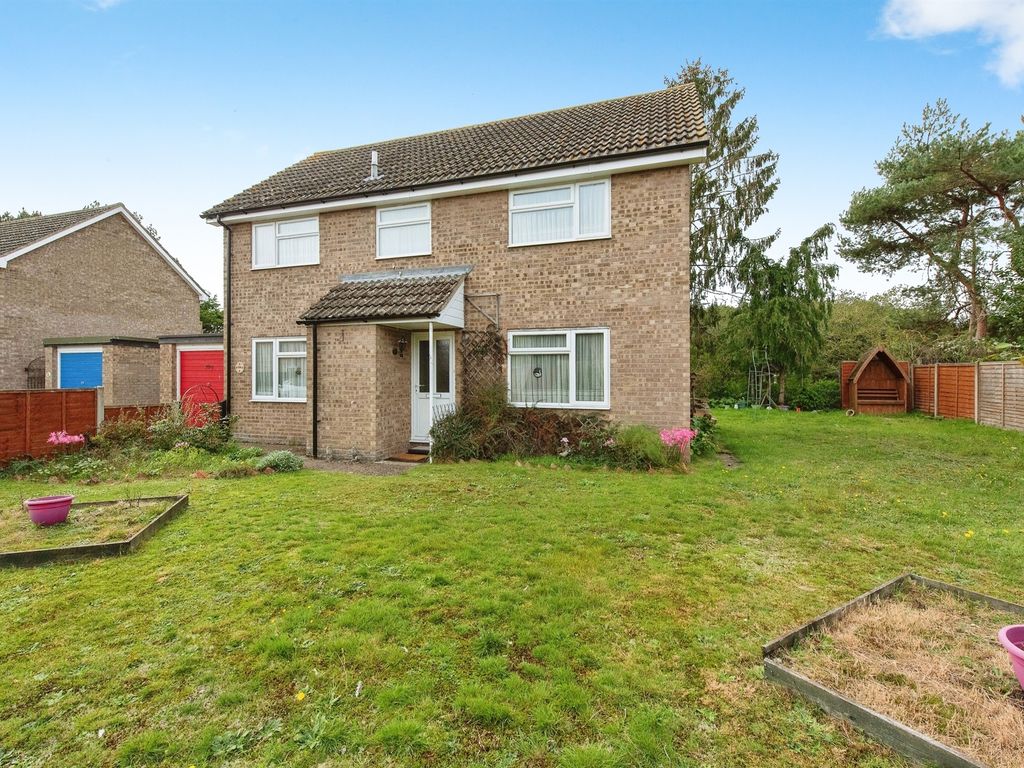 4 bed detached house for sale in Nunnery Drive, Thetford IP24, £250,000