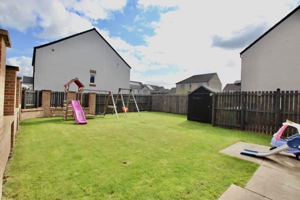 4 bed property for sale in Gartmill Crescent, Moodiesburn, Glasgow G69, £265,000