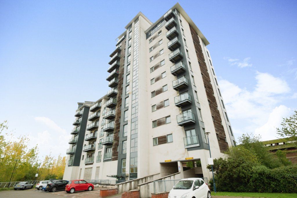 2 bed flat for sale in Overstone Court, Cardiff Bay, Cardiff CF10, £135,000