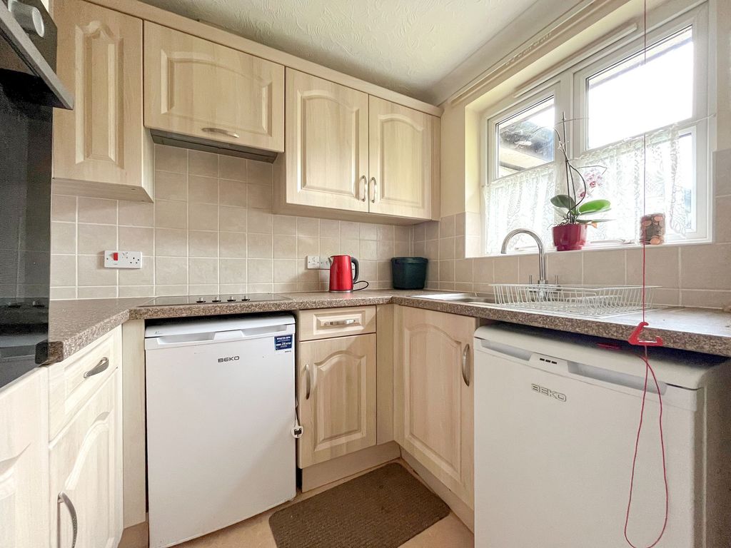 2 bed flat for sale in Mill Stream Court, Abingdon OX14, £199,950