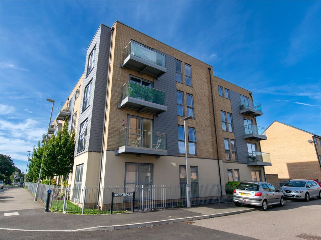 2 bed flat for sale in Holly Acre, Dunstable, Bedfordshire LU5, £205,000