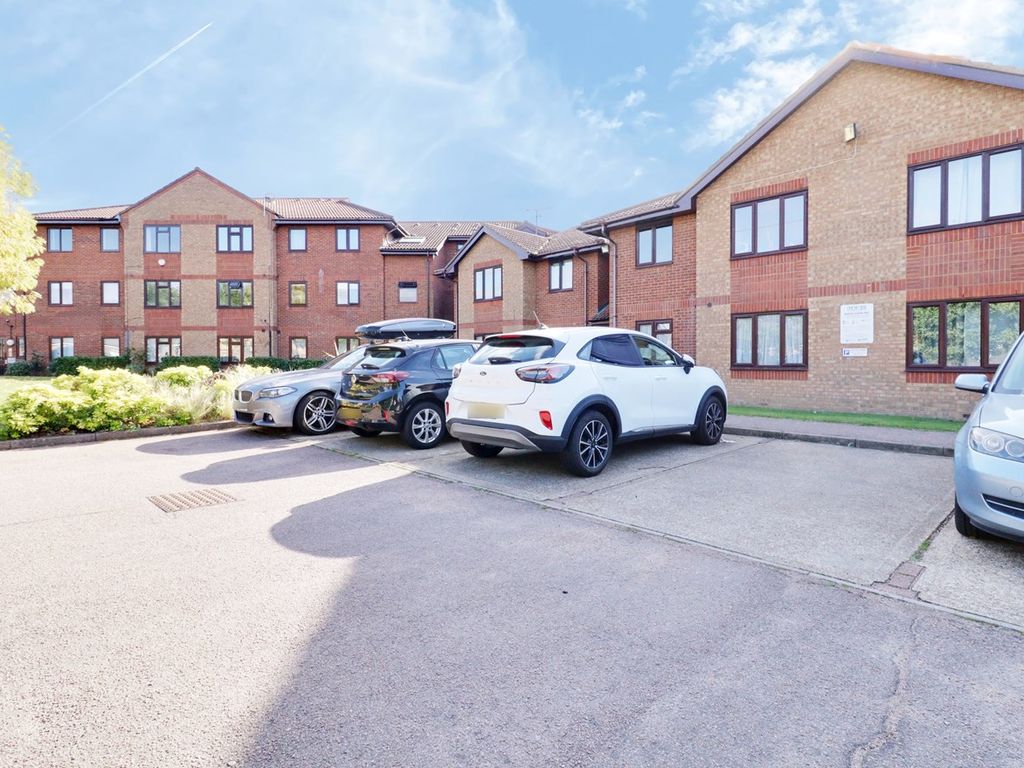 1 bed flat for sale in Arisdale Avenue, South Ockendon RM15, £165,000