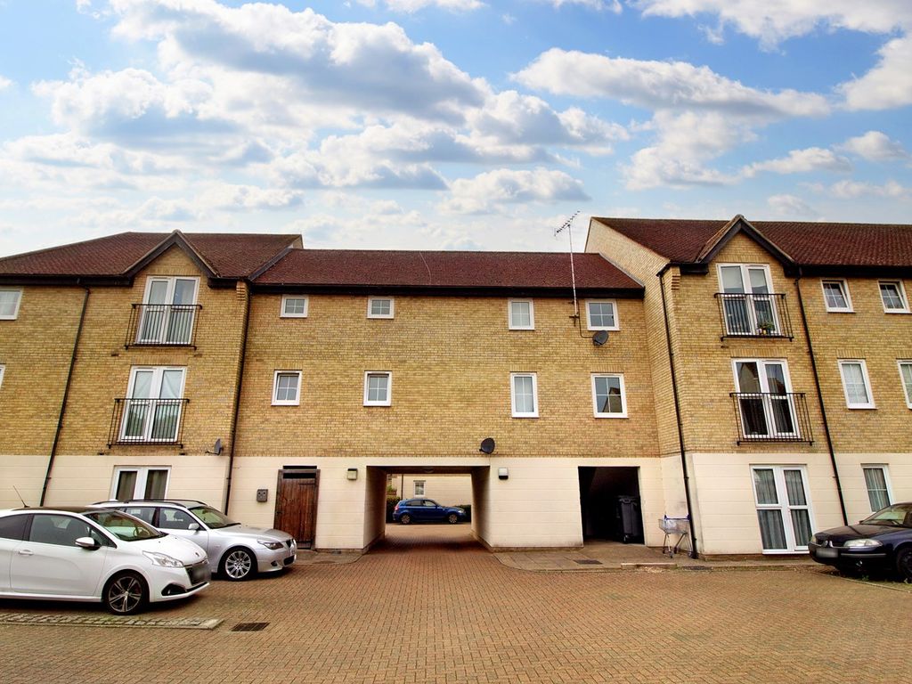 2 bed flat for sale in Spindle Drive, Thetford IP24, £140,000