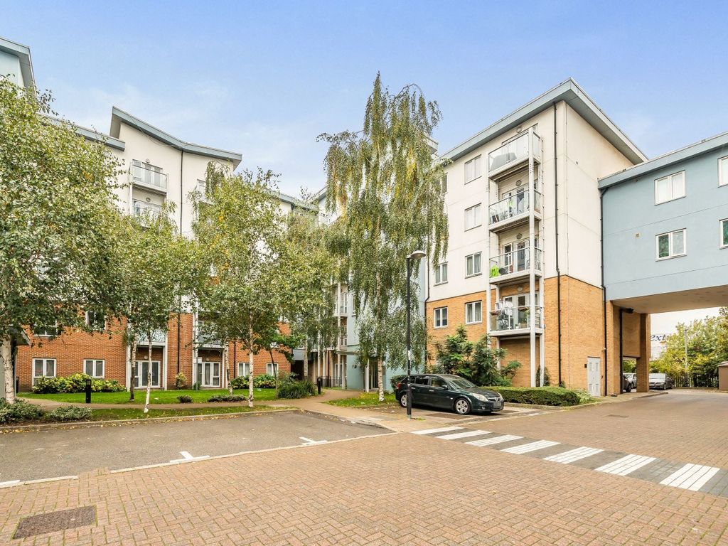 2 bed flat for sale in Foundry Court, Mill Street, Slough SL2, £125,000