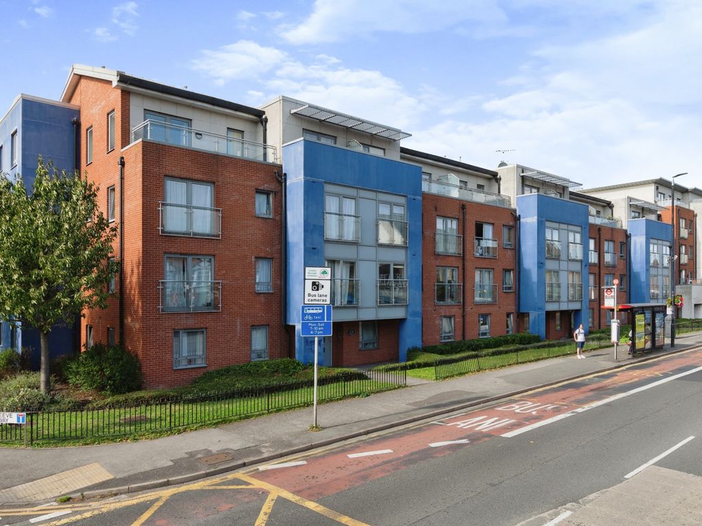 1 bed flat for sale in Cleeve Way, Sutton SM1, £200,000