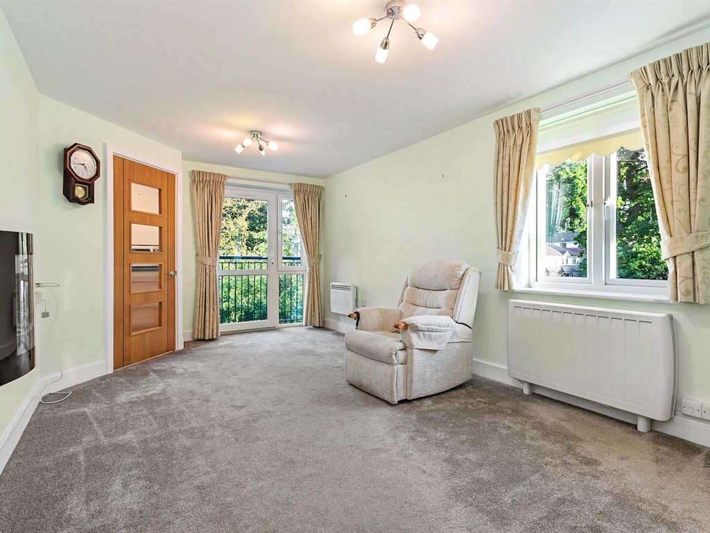1 bed flat for sale in Penlee Close, Edenbridge TN8, £175,000