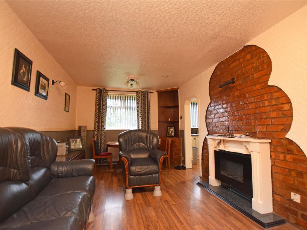 3 bed town house for sale in Burnside Crescent, Middleton, Manchester M24, £140,000