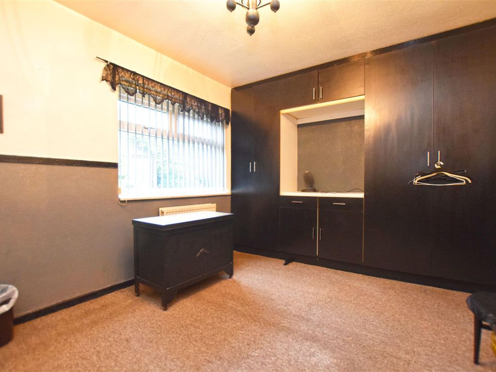 3 bed town house for sale in Burnside Crescent, Middleton, Manchester M24, £140,000