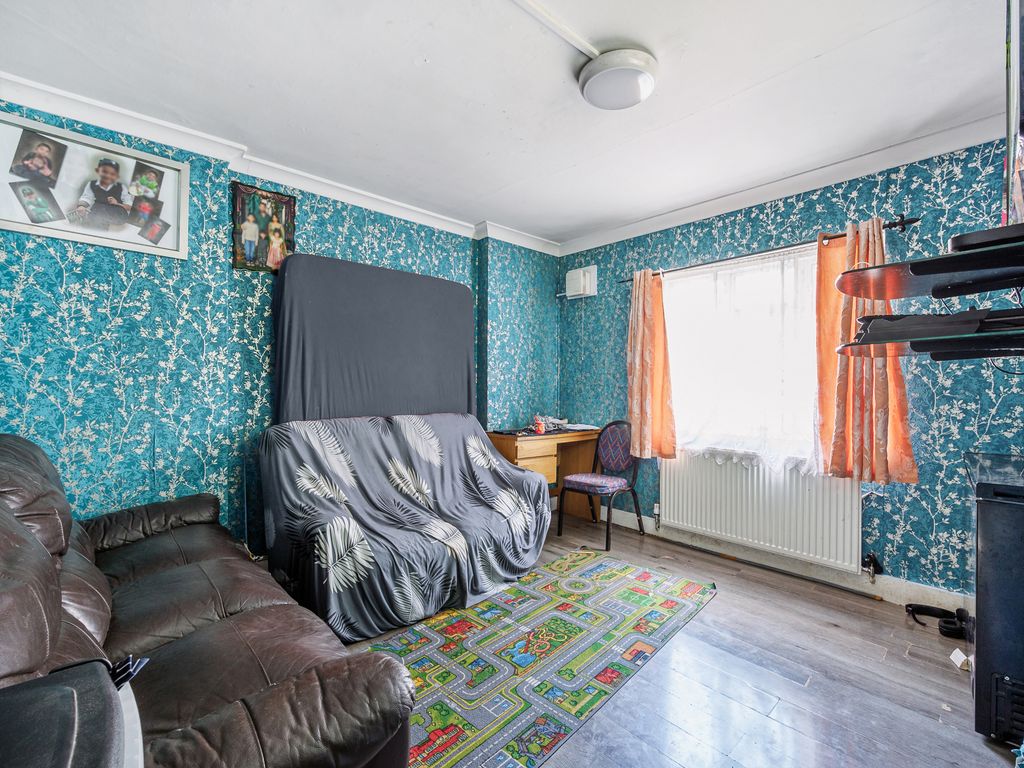 3 bed flat for sale in Rosebank Way, London W3, £300,000