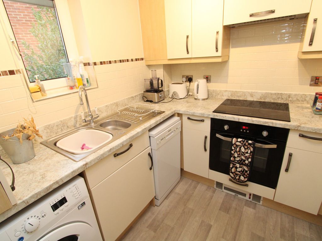 2 bed flat for sale in Oakley Road, Southampton SO16, £190,000