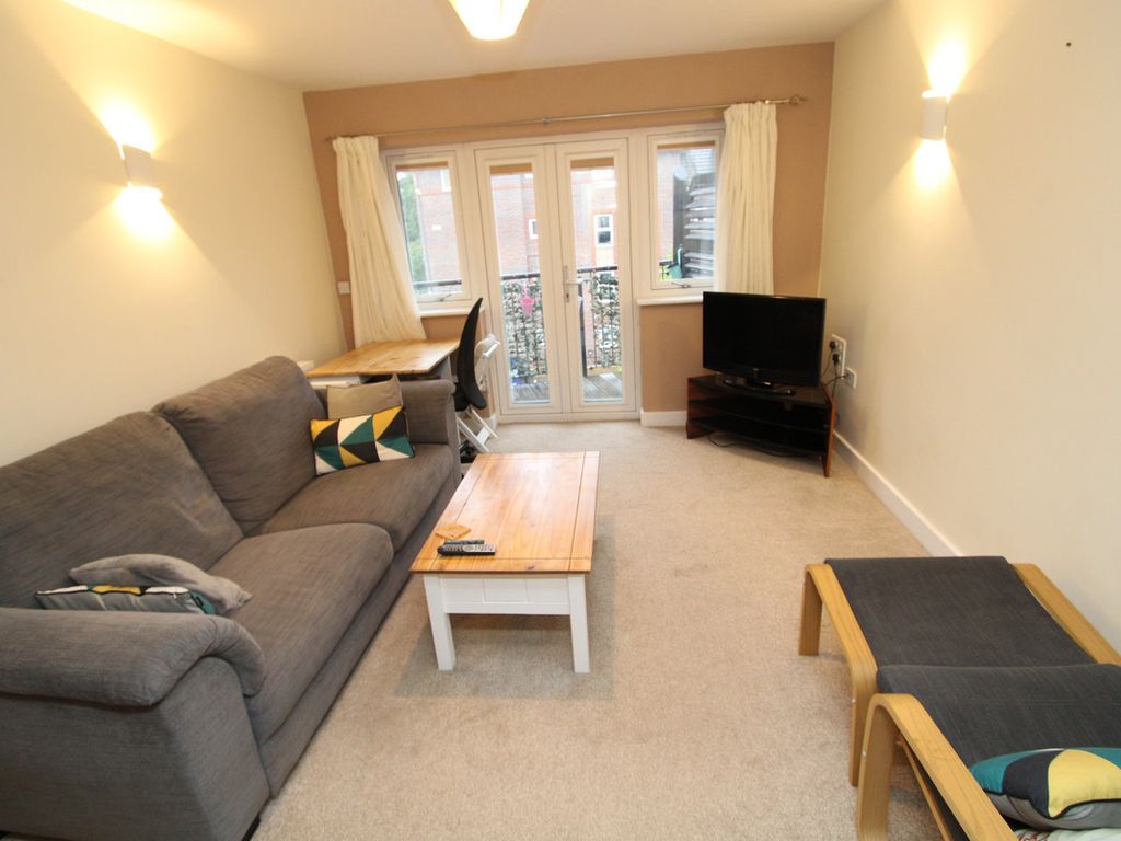 2 bed flat for sale in Oakley Road, Southampton SO16, £190,000