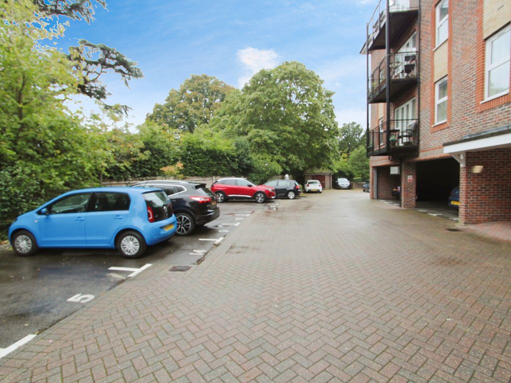 2 bed flat for sale in Oakley Road, Southampton SO16, £190,000