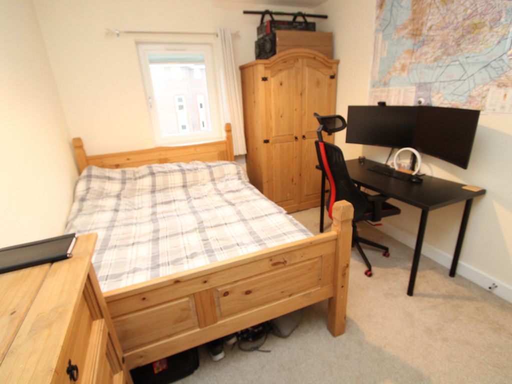 2 bed flat for sale in Oakley Road, Southampton SO16, £190,000