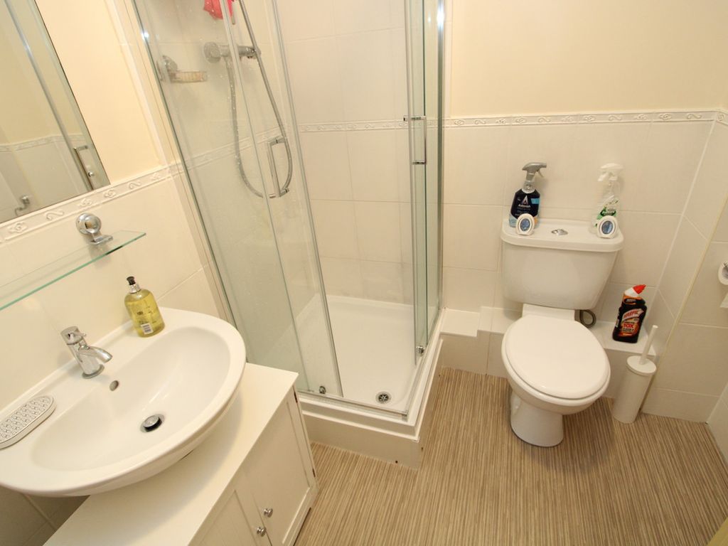 2 bed flat for sale in Oakley Road, Southampton SO16, £190,000