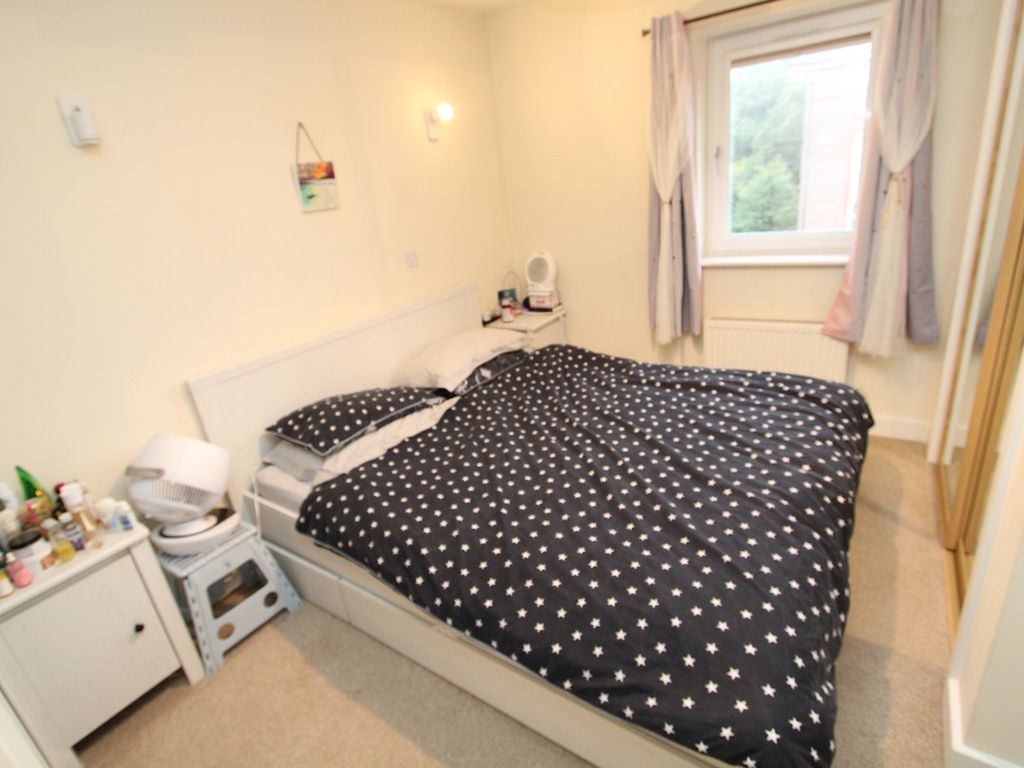 2 bed flat for sale in Oakley Road, Southampton SO16, £190,000