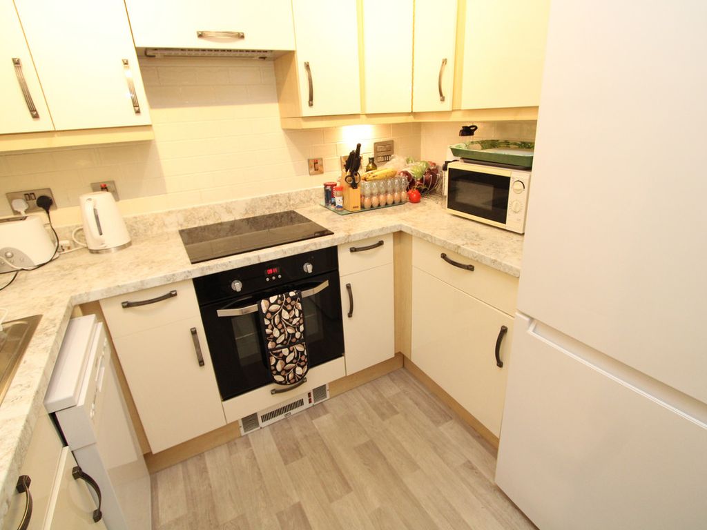 2 bed flat for sale in Oakley Road, Southampton SO16, £190,000