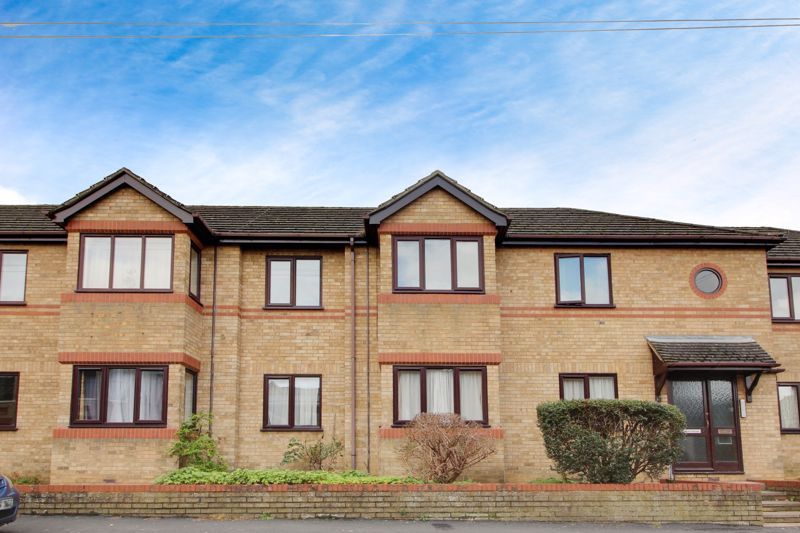2 bed flat for sale in Avenue Road, St. Neots PE19, £165,000