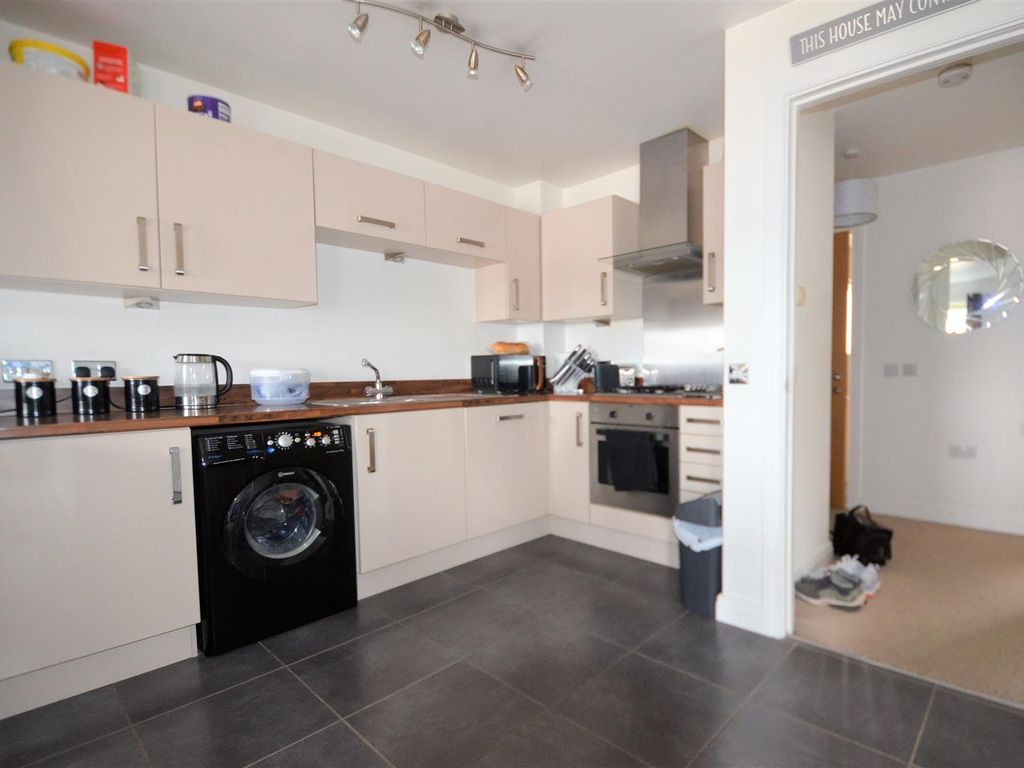 2 bed flat for sale in Edge Street, Aylesbury HP19, £190,000