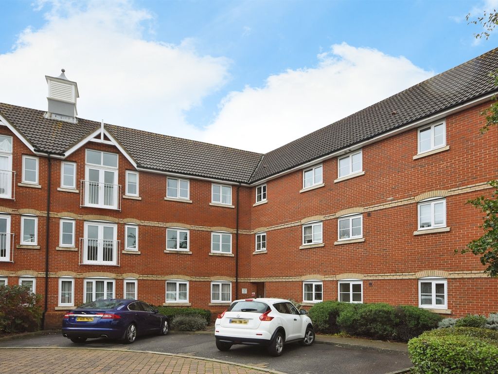 2 bed flat for sale in Searle Close, Chelmsford CM2, £108,000