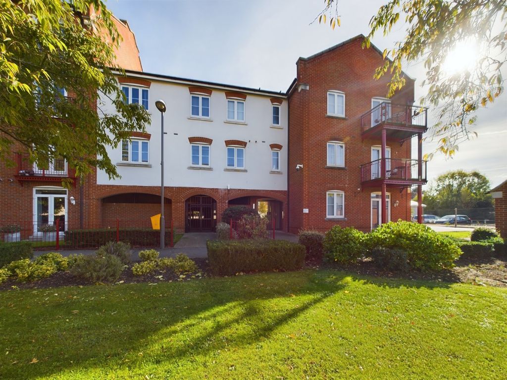 2 bed flat for sale in Barnshaw House, Coxhill Way, Aylesbury HP21, £200,000