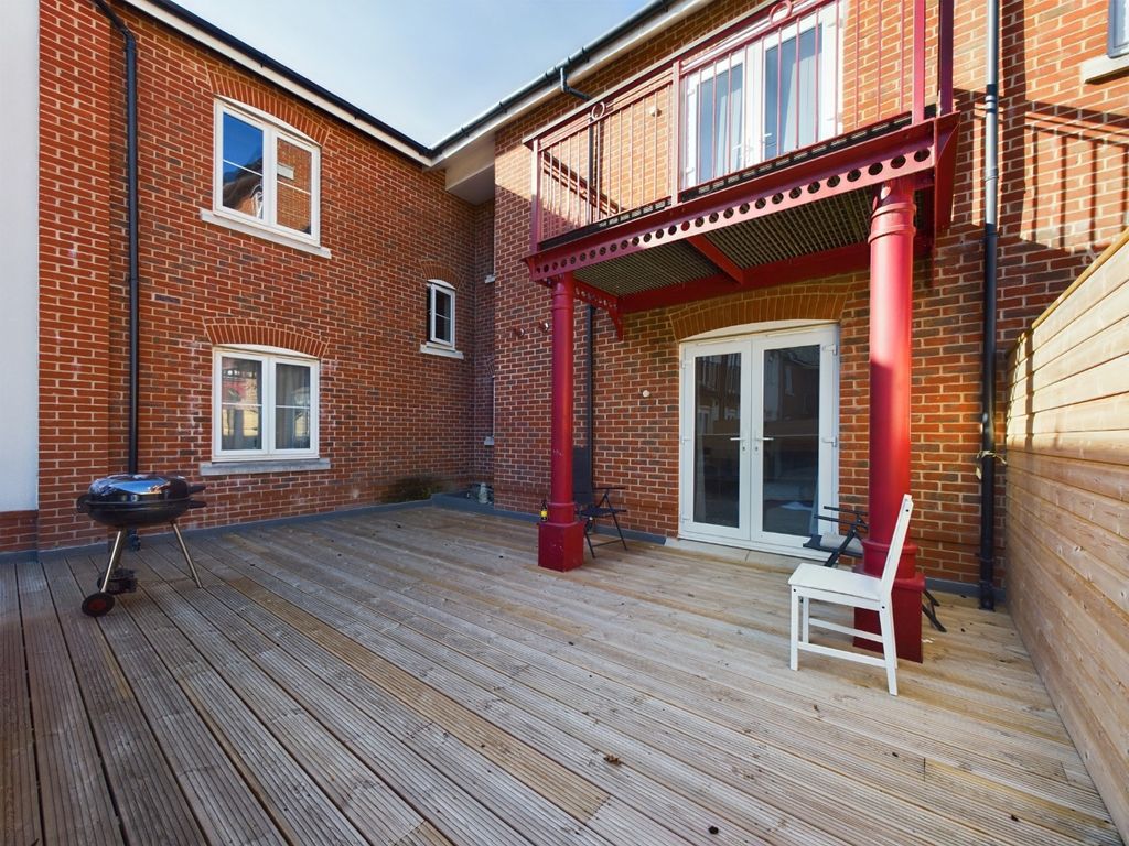2 bed flat for sale in Barnshaw House, Coxhill Way, Aylesbury HP21, £200,000