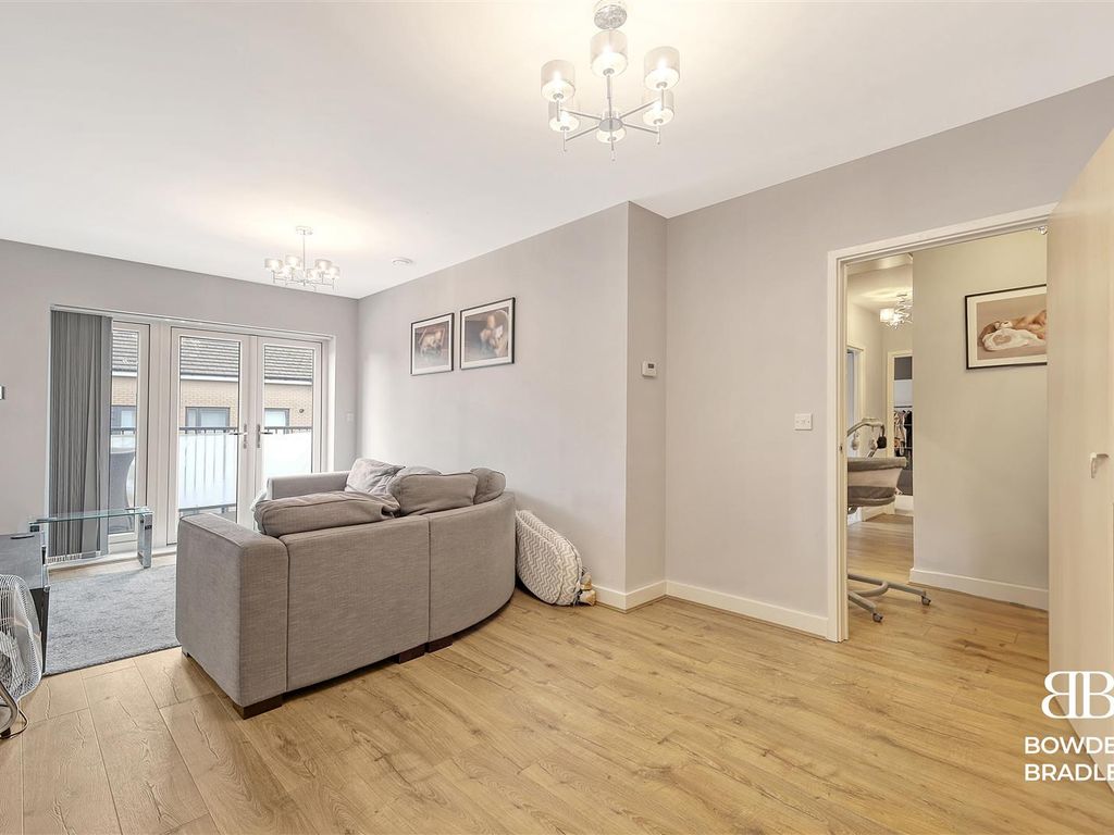 2 bed flat for sale in Reservoir Way, Ilford IG6, £325,000