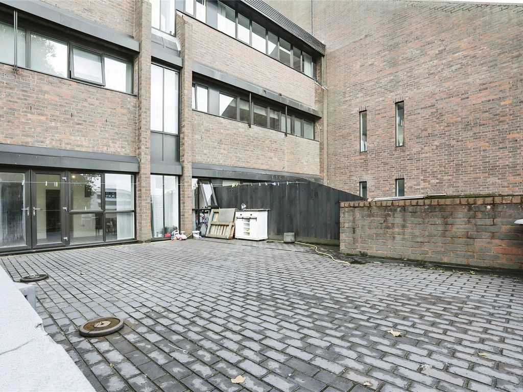 2 bed flat for sale in Rope Walk, Ipswich, Suffolk IP4, £165,000