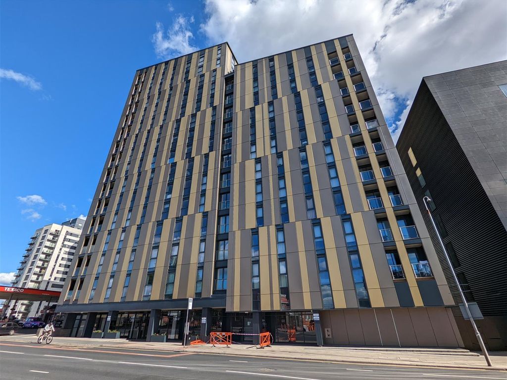 2 bed flat for sale in Cheetham Hill Road, Manchester M4, £279,950