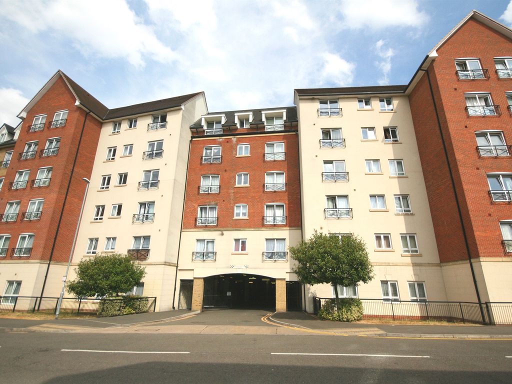 2 bed flat for sale in Broad Street, Northampton NN1, £160,000