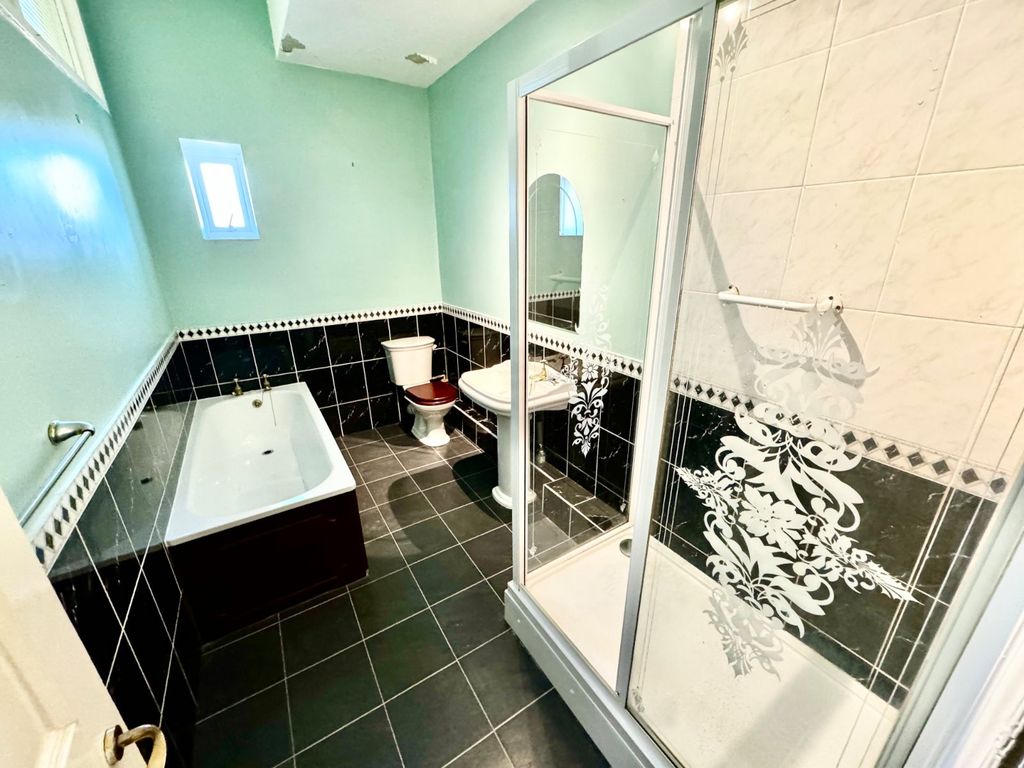 2 bed flat for sale in Argyle Road, Whitby, North Yorkshire YO21, £190,000