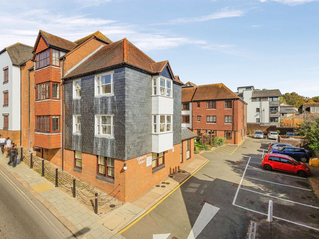 2 bed flat for sale in Station Street, Lewes BN7, £130,000