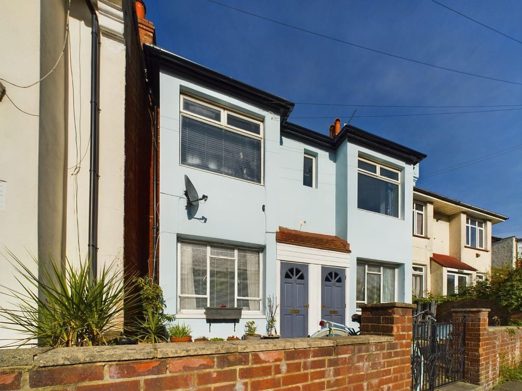 2 bed flat for sale in Milner Road, Brighton BN2, £325,000