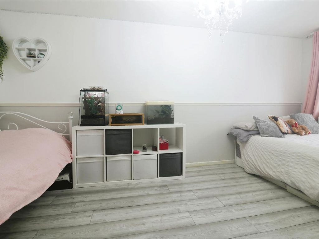 2 bed maisonette for sale in Long Banks, Harlow CM18, £250,000