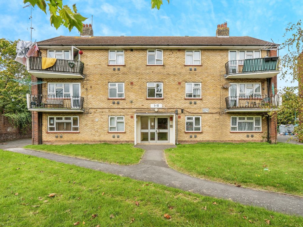 2 bed flat for sale in Eastern Road, Portsmouth PO3, £150,000
