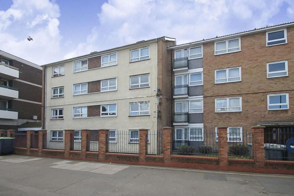 1 bed flat for sale in The Birches, Station Road, London E12, £260,000