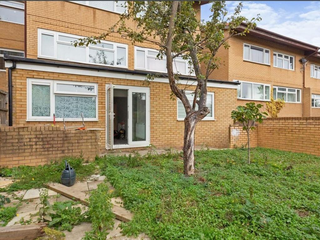 3 bed flat for sale in Conniburrow Boulevard, Conniburrow, Milton Keynes MK14, £275,000