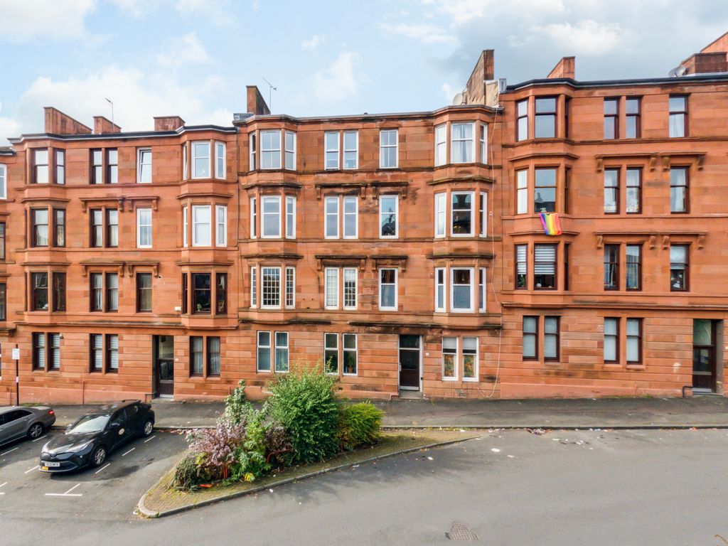 2 bed flat for sale in Braeside Street, Glasgow G20, £180,000