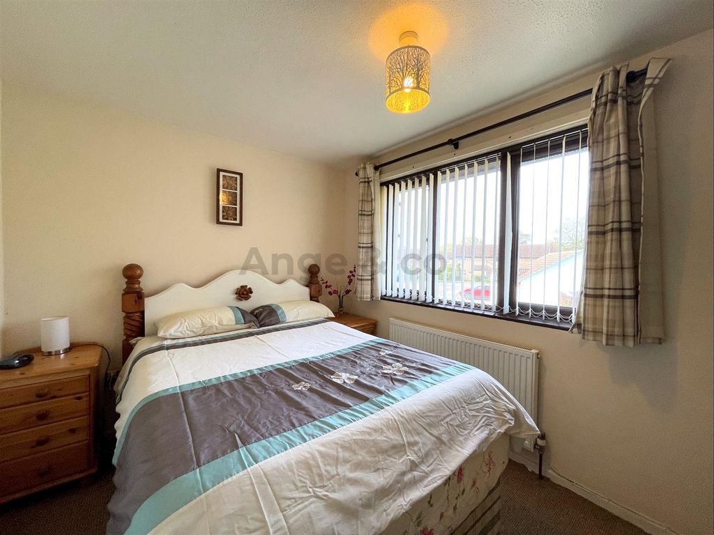 2 bed terraced house for sale in Carnoustie Drive, Lowestoft NR33, £180,000