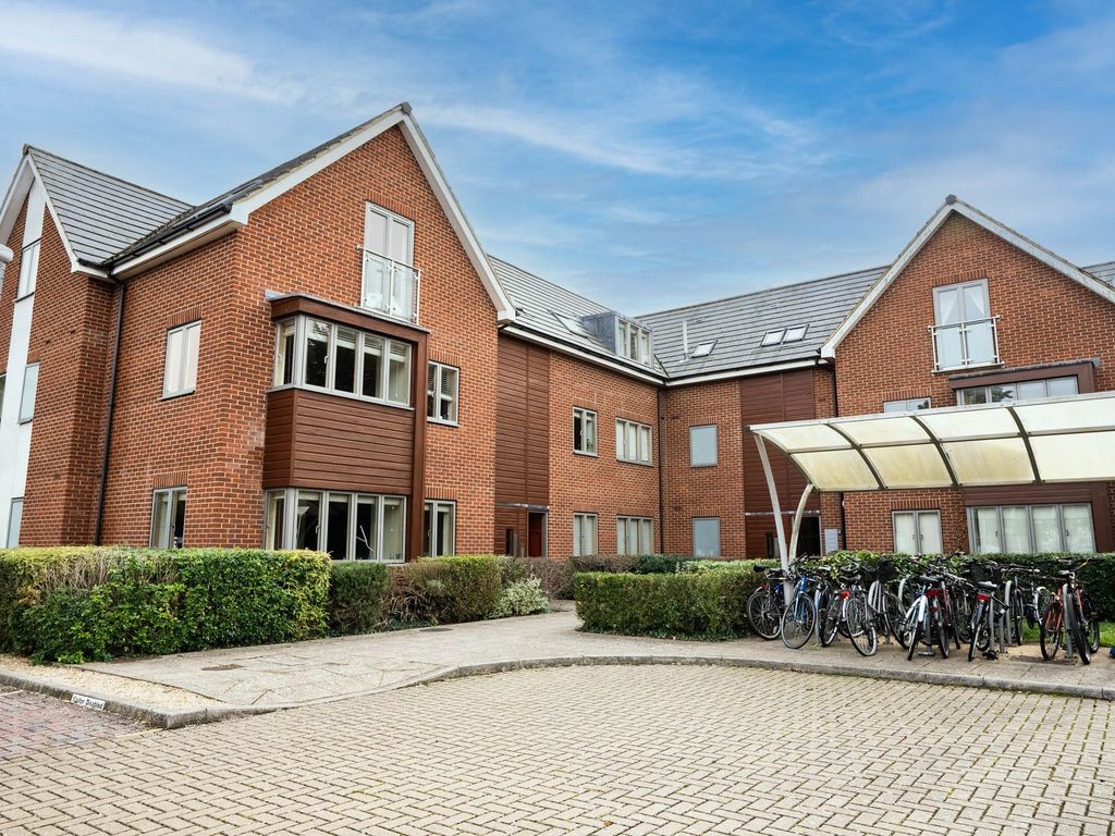 2 bed flat for sale in Newmarket Road, Cambridge CB5, £300,000