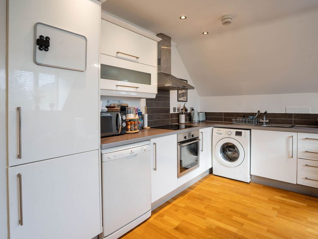 2 bed flat for sale in Newmarket Road, Cambridge CB5, £300,000