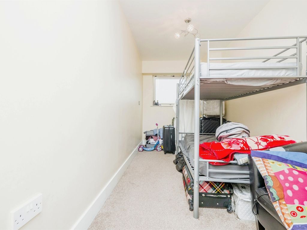 2 bed flat for sale in Queen Street, Cardiff CF10, £200,000