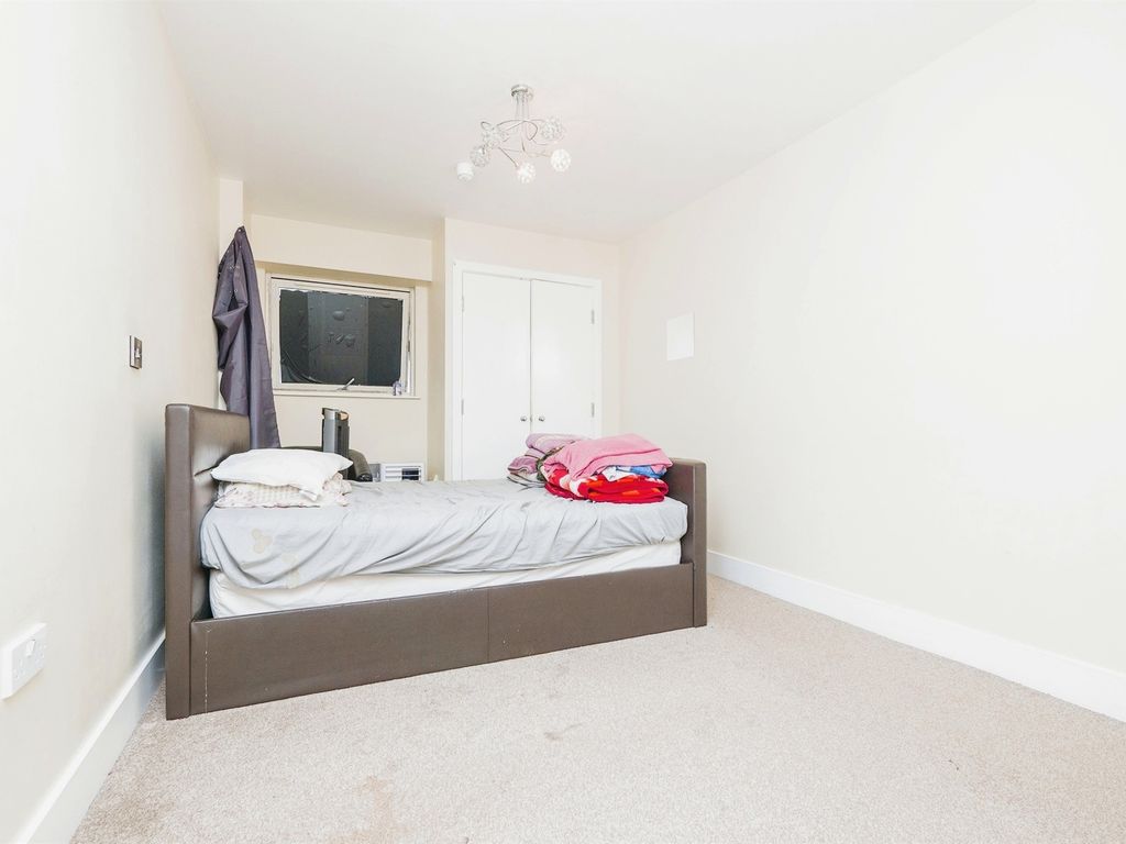 2 bed flat for sale in Queen Street, Cardiff CF10, £200,000