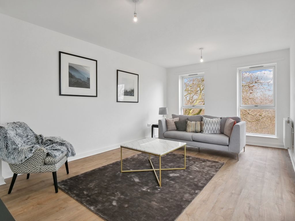 2 bed flat for sale in Lea Bridge Road, London E5, £156,250