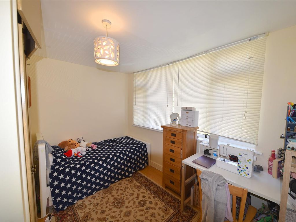 2 bed flat for sale in Savoy Close, Harborne, Birmingham B32, £159,950