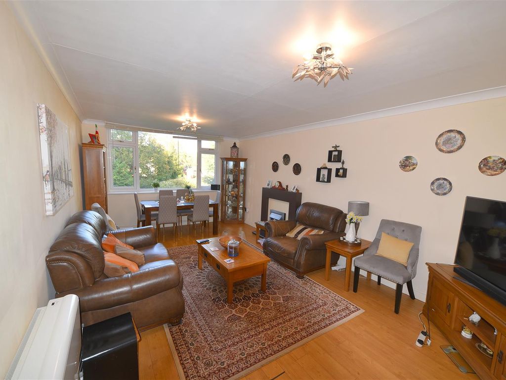 2 bed flat for sale in Savoy Close, Harborne, Birmingham B32, £159,950