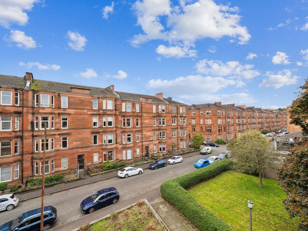 2 bed flat for sale in Dundrennan Road, Battlefield, Glasgow G42, £149,000