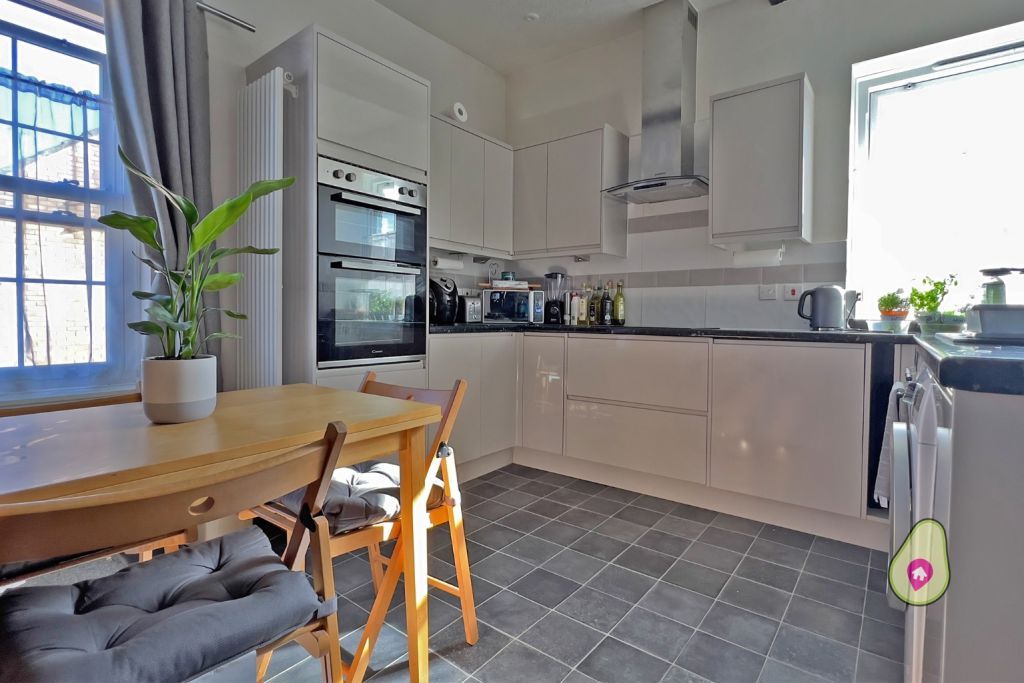 2 bed flat for sale in Calcot Place, Low Lane, Calcot, Reading RG31, £220,000